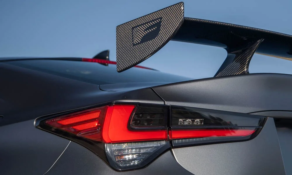 Фото Lexus RC F (2024) — вид сзади, фото 5. Графика фонарей, бампер и оформление пятой двери Lexus RC F (2024) — вид сзади, фото 5