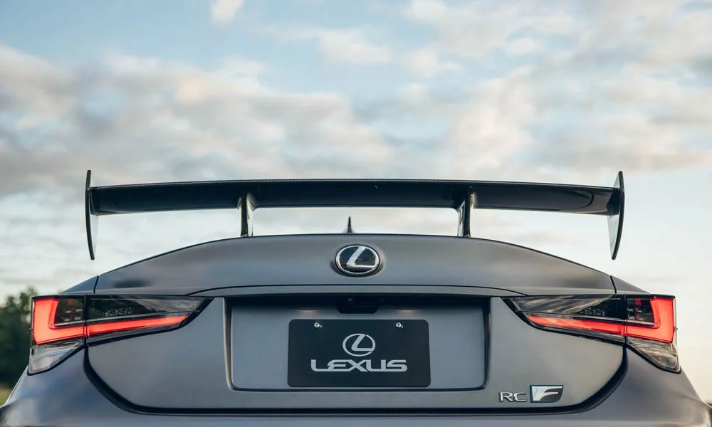 Фото Lexus RC F (2024) — вид сзади, фото 6. Корма в сером цвете: графика фонарей и пластика пятой двери. Светодиодная полоса или раздельные секции — задняя оптика стала главным украшением кормы Lexus RC F (2024) — вид сзади, фото 6