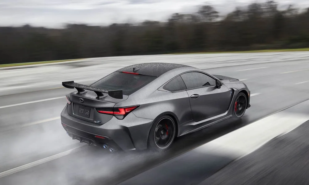 Фото Lexus RC F (2024) — вид сзади, фото 7. Графика фонарей, бампер и оформление пятой двери Lexus RC F (2024) — вид сзади, фото 7