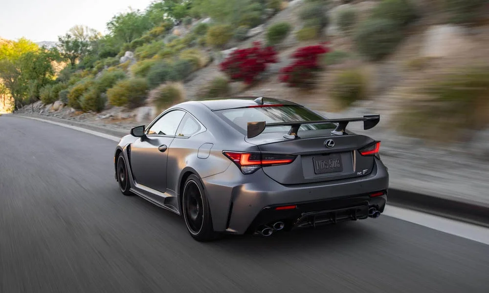 Фото Lexus RC F (2024) — вид сзади, фото 8. Линия крыши, стойки и задняя дверь в сером исполнении Lexus RC F (2024) — вид сзади, фото 8