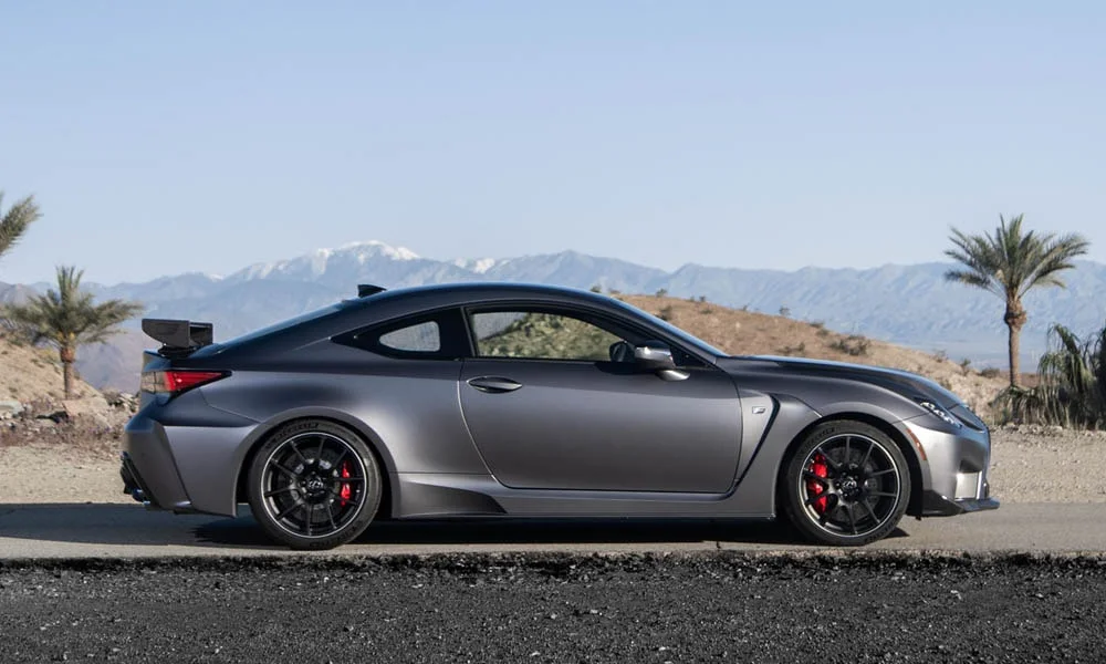 Фото Lexus RC F (2024) — вид сбоку. Профиль кузова: колёсная база, свесы и линия остекления Lexus RC F (2024) — вид сбоку
