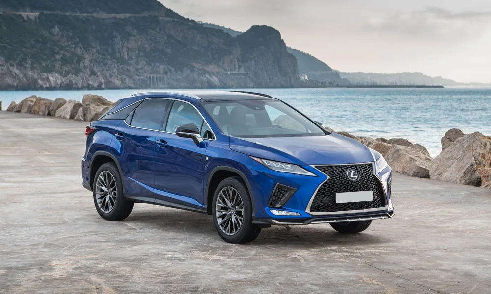 Фото Lexus RX 300 — вид спереди, фото 3. Синий кузов, строгая симметрия оптики — базовый ракурс знакомства с дизайном. Дневные ходовые огни включаются автоматически с запуском Lexus RX 300 — вид спереди, фото 3
