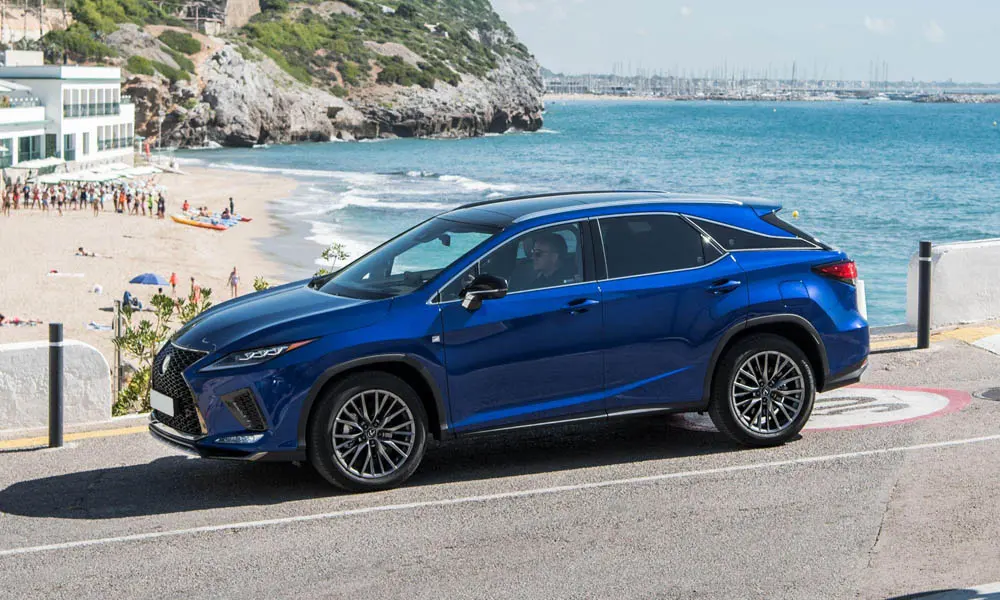 Фото Lexus RX 300 — вид спереди, фото 4. Передок в синем исполнении — крупная светотехника и выразительный бампер. Дневные ходовые огни включаются автоматически с запуском Lexus RX 300 — вид спереди, фото 4