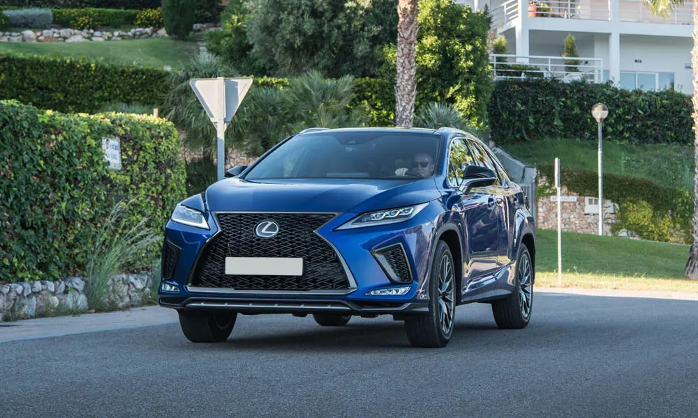 Фото Lexus RX 300 — вид спереди, фото 5. Синий кузов, строгая симметрия оптики — базовый ракурс знакомства с дизайном. Дневные ходовые огни включаются автоматически с запуском Lexus RX 300 — вид спереди, фото 5