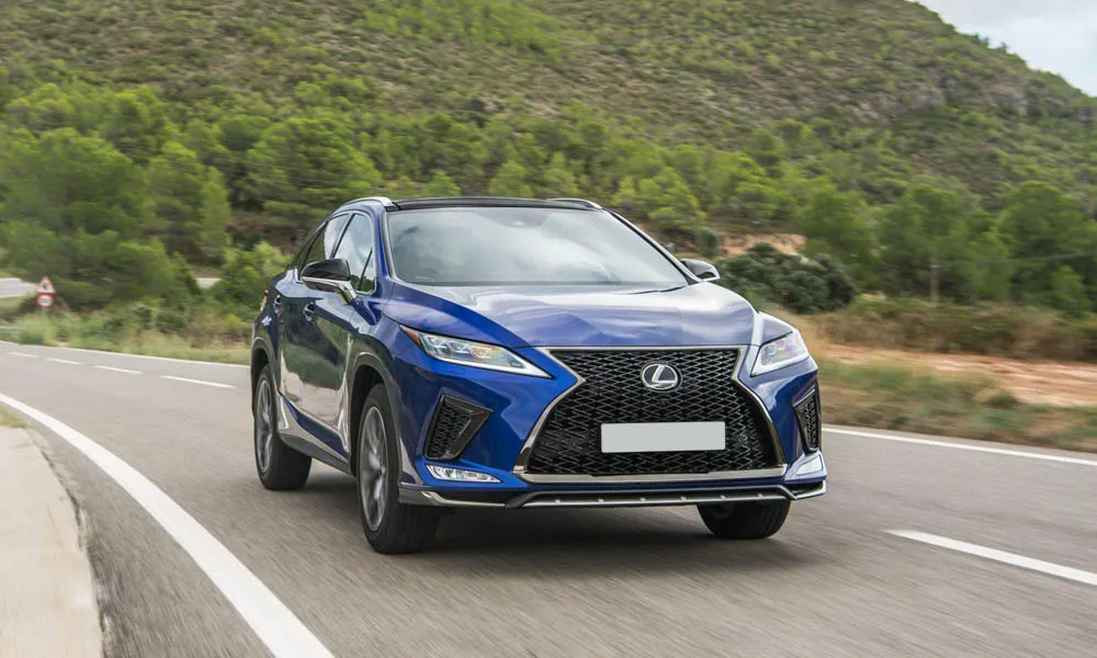 Фото Lexus RX 300 — вид спереди, фото 6. Кузов в синем цвете: рисунок оптики и решётки задаёт узнаваемое «лицо» модели. Дневные ходовые огни включаются автоматически с запуском Lexus RX 300 — вид спереди, фото 6