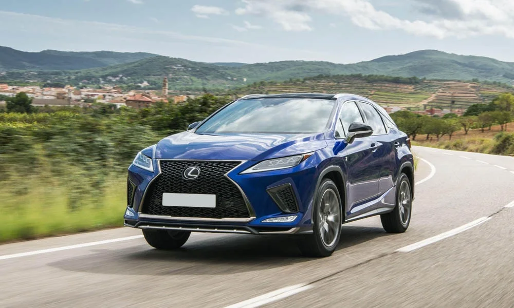 Фото Lexus RX 300 — вид спереди, фото 7. Передок в синем исполнении — крупная светотехника и выразительный бампер. Рисунок ходовых огней — подпись модели, по нему её узнают в потоке Lexus RX 300 — вид спереди, фото 7