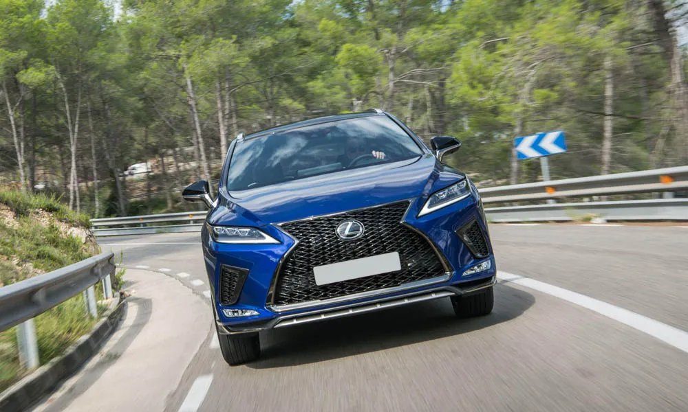 Фото Lexus RX 300 — вид спереди, фото 8. Кузов в синем цвете: рисунок оптики и решётки задаёт узнаваемое «лицо» модели Lexus RX 300 — вид спереди, фото 8