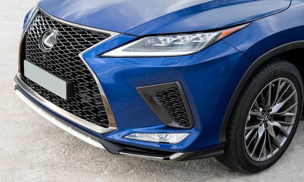 Фото Lexus RX 300 — решётка радиатора. Рисунок решётки: сетка, ламели или глухая панель у электроверсий. Активные жалюзи за решёткой закрываются на трассе ради аэродинамики — есть у ряда моделей Lexus RX 300 — решётка радиатора