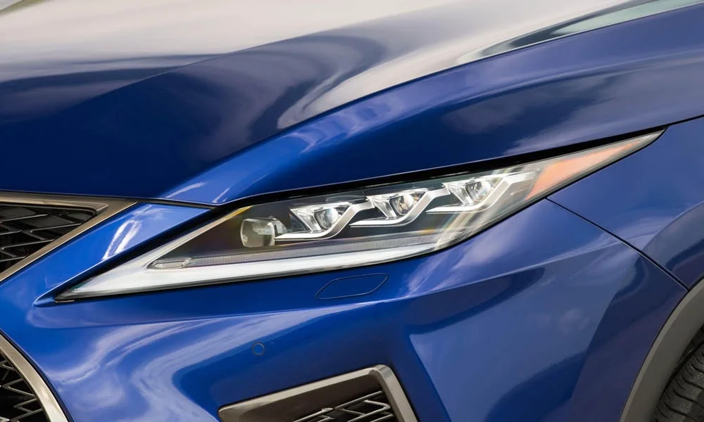 Фото Lexus RX 300 — передняя оптика. Начинка фары: модули ближнего и дальнего света, ходовые огни. Светодиодная оптика служит весь срок жизни машины без замены ламп Lexus RX 300 — передняя оптика