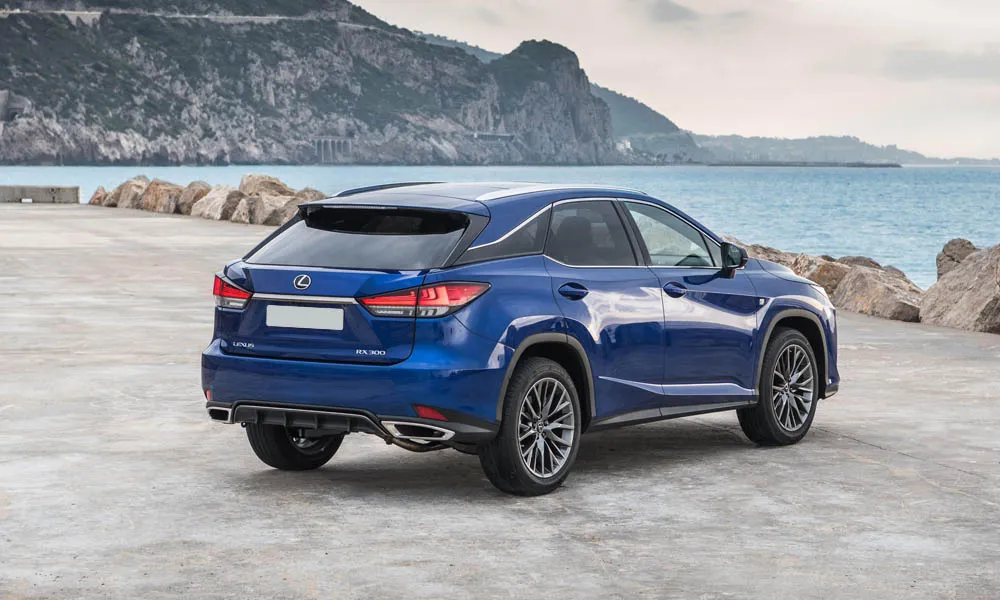 Фото Lexus RX 300 — вид сзади, фото 3. Корма в синем цвете: графика фонарей и пластика пятой двери. Светодиодная полоса или раздельные секции — задняя оптика стала главным украшением кормы Lexus RX 300 — вид сзади, фото 3
