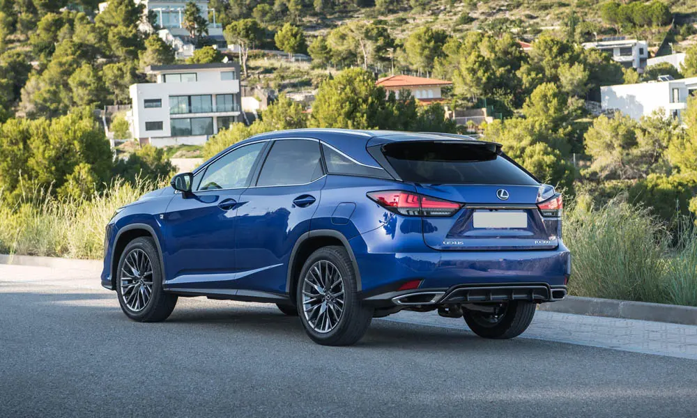 Фото Lexus RX 300 — вид сзади, фото 6. Синий кузов сзади — фонари и бампер определяют ночной образ модели Lexus RX 300 — вид сзади, фото 6
