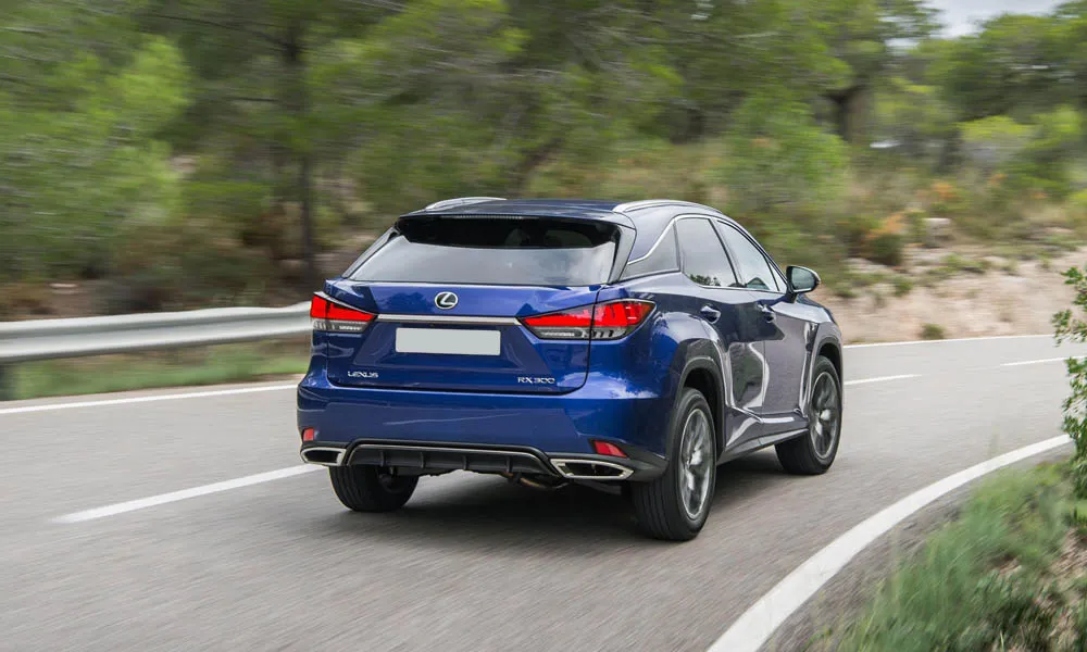 Фото Lexus RX 300 — вид сзади, фото 7. Линия крыши, стойки и задняя дверь в синем исполнении. Светодиодная полоса или раздельные секции — задняя оптика стала главным украшением кормы Lexus RX 300 — вид сзади, фото 7