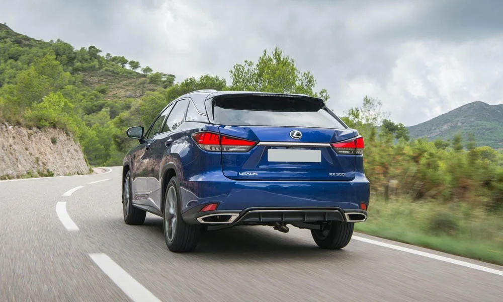 Фото Lexus RX 300 — вид сзади, фото 9. Корма в синем цвете: графика фонарей и пластика пятой двери Lexus RX 300 — вид сзади, фото 9