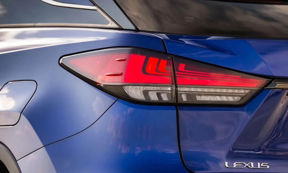 Фото Lexus RX 300 — вид сзади, фото 10. Графика фонарей, бампер и оформление пятой двери. Насадки выхлопа или их имитация внизу бампера различают версии Lexus RX 300 — вид сзади, фото 10