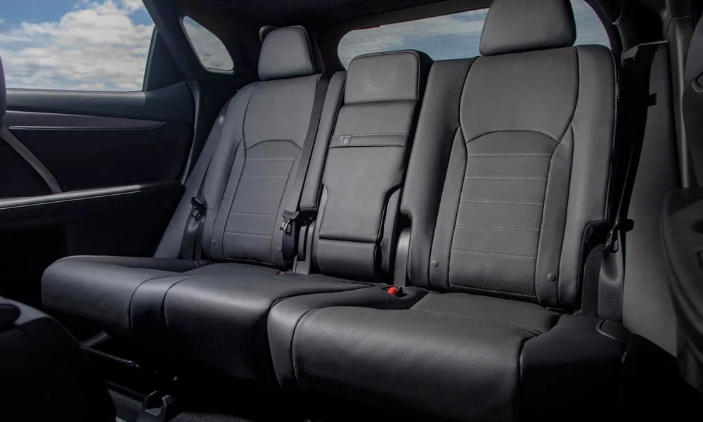 Фото Lexus RX 300 — задние сиденья. Посадка второго ряда: подголовники и подлокотник. Спинки складываются под длинные грузы у большинства версий Lexus RX 300 — задние сиденья
