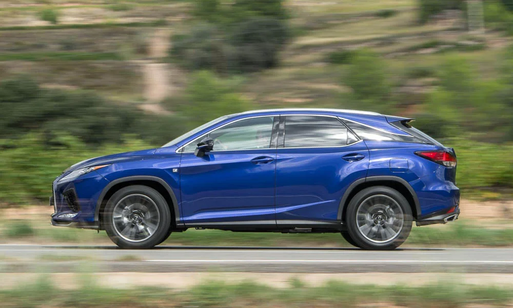 Фото Lexus RX 300 — вид сбоку, фото 3. Синий кузов в профиль — пропорции, высота посадки и дизайн дисков. Длинная база — простор второго ряда; короткие свесы упрощают парковку Lexus RX 300 — вид сбоку, фото 3