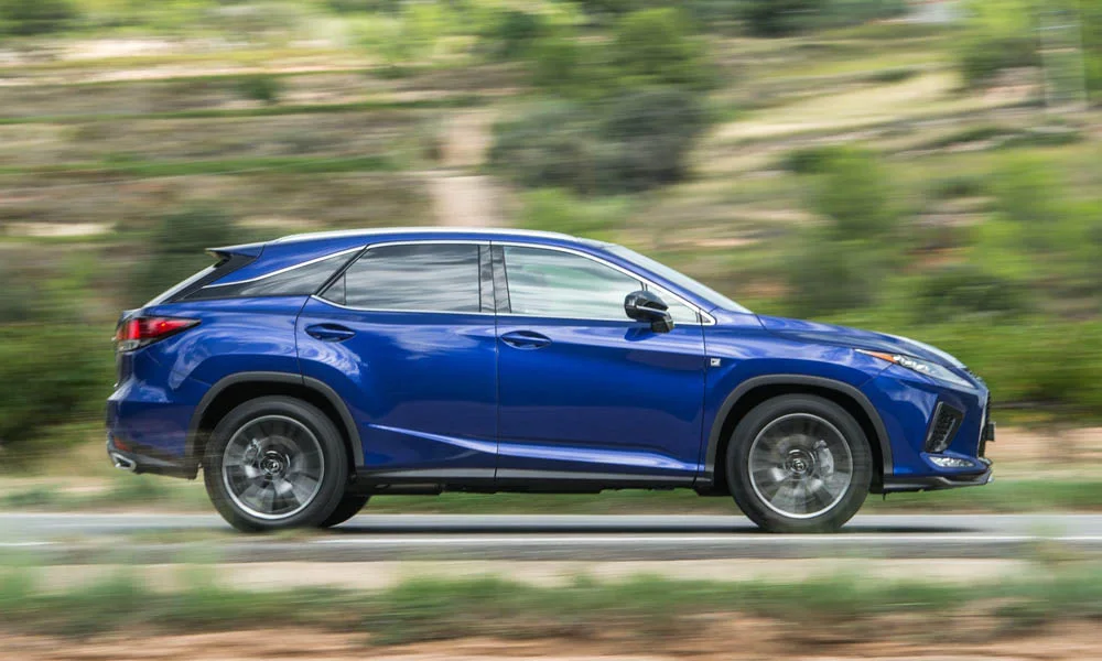 Фото Lexus RX 300 — вид сбоку, фото 4. Синий кузов в профиль — пропорции, высота посадки и дизайн дисков. Хромированные или чёрные молдинги окон отличают комплектации Lexus RX 300 — вид сбоку, фото 4