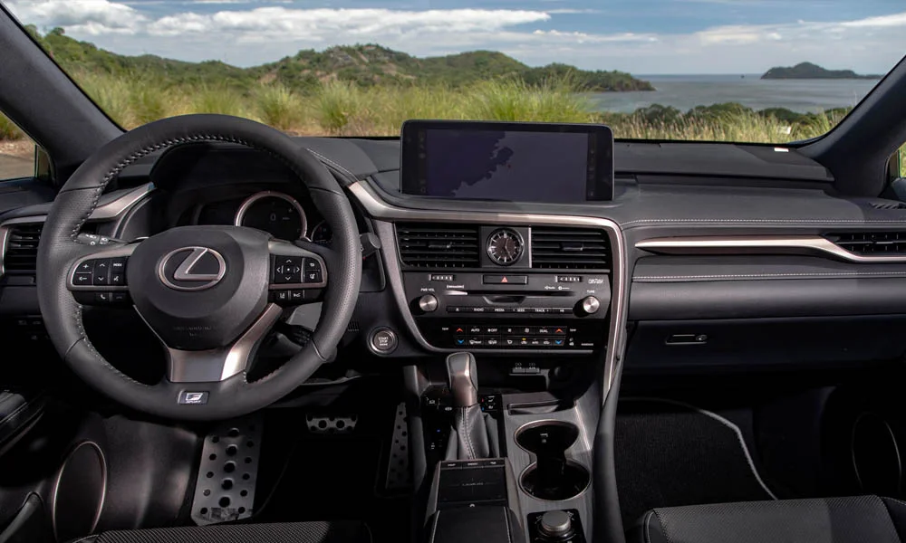 Фото Lexus RX 300 — руль. Обшивка обода и компоновка спиц крупным планом. Правильная посадка: руки на «9 и 3», приборы читаются поверх обода Lexus RX 300 — руль