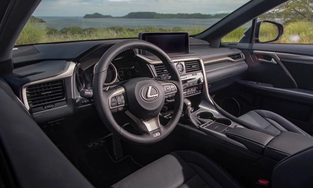 Фото Lexus RX 300 — руль, фото 2. Обшивка обода и компоновка спиц крупным планом. Правильная посадка: руки на «9 и 3», приборы читаются поверх обода Lexus RX 300 — руль, фото 2