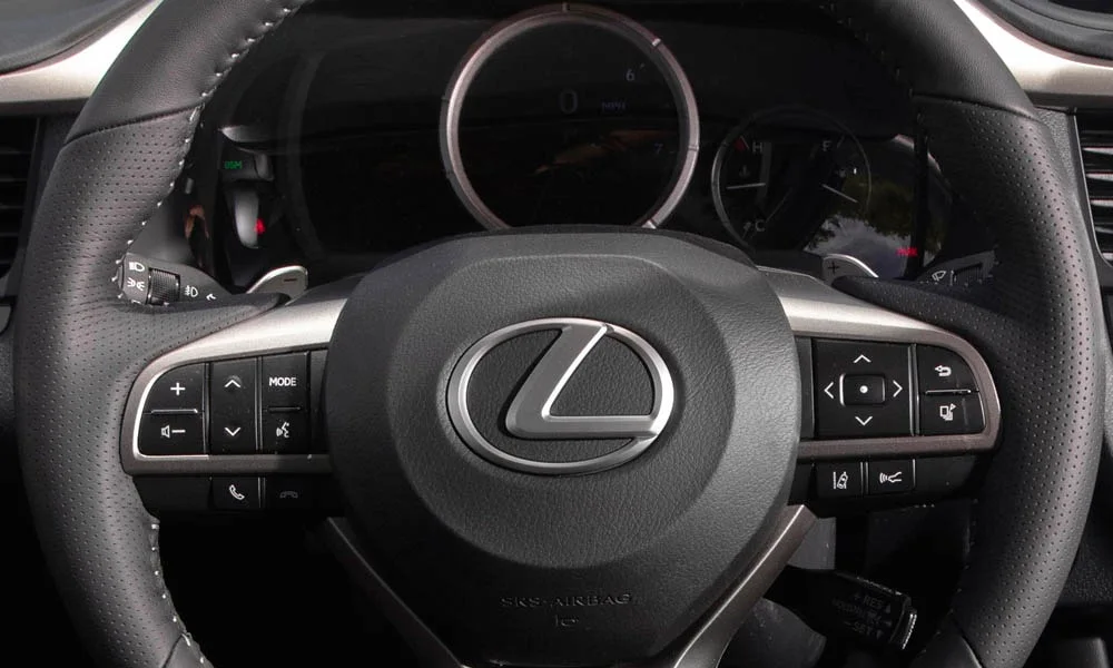 Фото Lexus RX 300 — руль, фото 4. Обшивка обода и компоновка спиц крупным планом. Правильная посадка: руки на «9 и 3», приборы читаются поверх обода Lexus RX 300 — руль, фото 4
