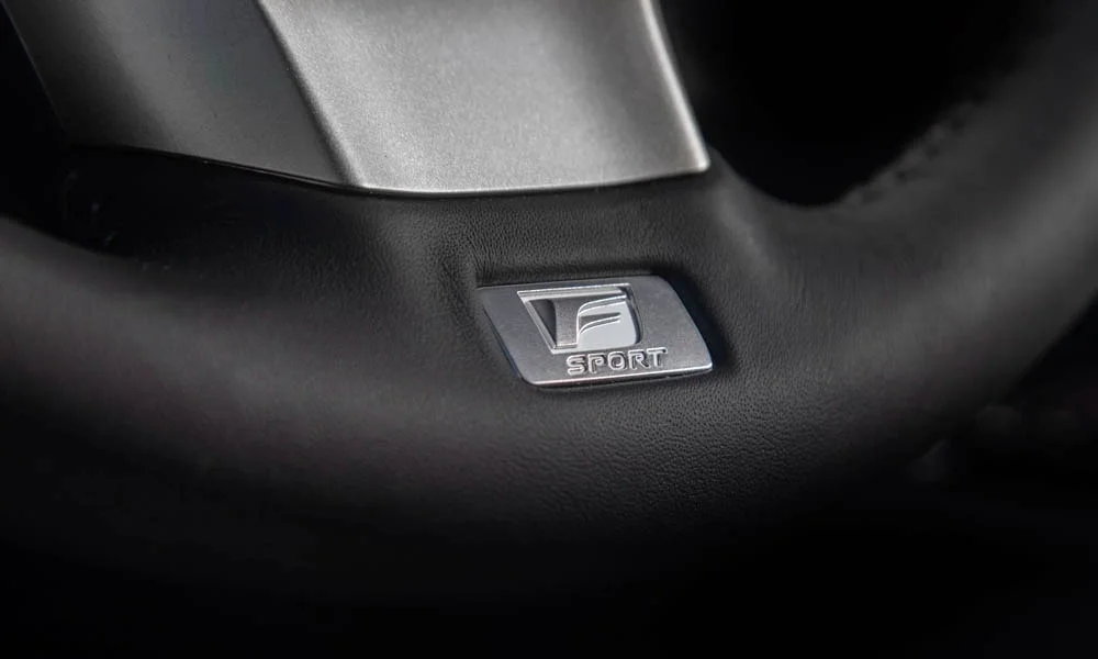 Фото Lexus RX 300 — руль, фото 5. Обшивка обода и компоновка спиц крупным планом. Клавиши на спицах управляют медиа, круизом и ассистентами — руки остаются на руле Lexus RX 300 — руль, фото 5