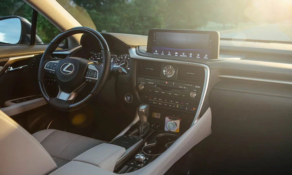 Фото Lexus RX 350L — передняя панель. Передняя панель в светлой бежевой отделке: расположение экранов и дефлекторов. Минимум физических кнопок — ставка на экранное управление Lexus RX 350L — передняя панель