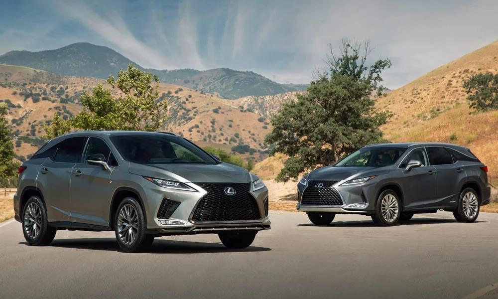 Фото Lexus RX 350L — вид спереди, фото 5. Передок в сером исполнении — крупная светотехника и выразительный бампер. Дневные ходовые огни включаются автоматически с запуском Lexus RX 350L — вид спереди, фото 5