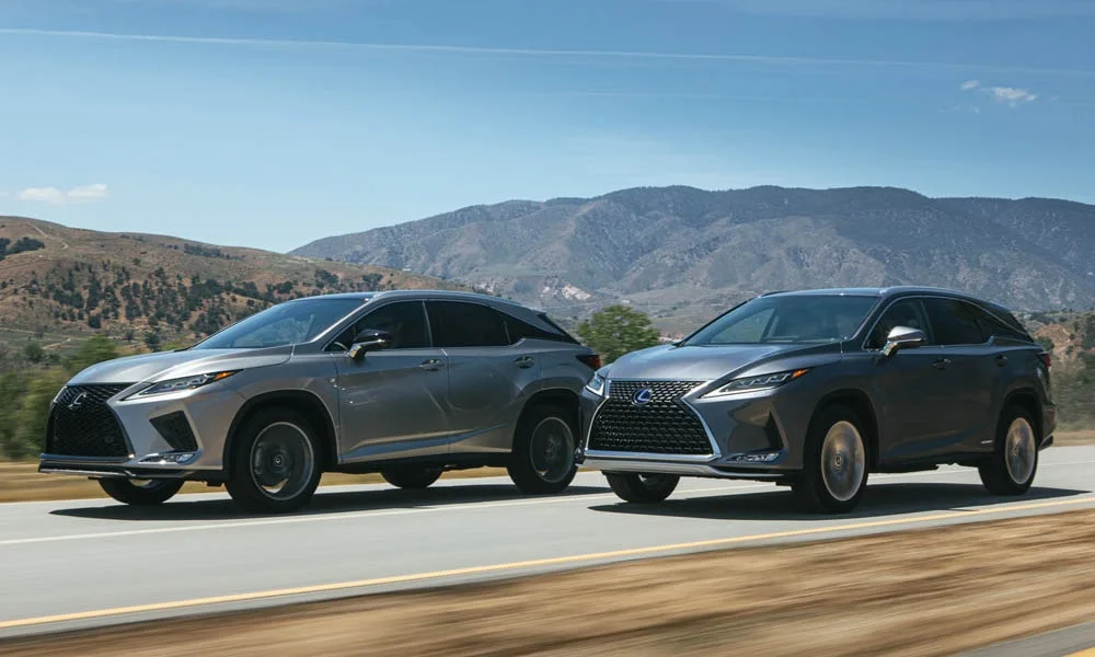 Фото Lexus RX 350L — вид спереди, фото 6. Анфас: пропорции капота, посадка кузова и графика ходовых огней Lexus RX 350L — вид спереди, фото 6