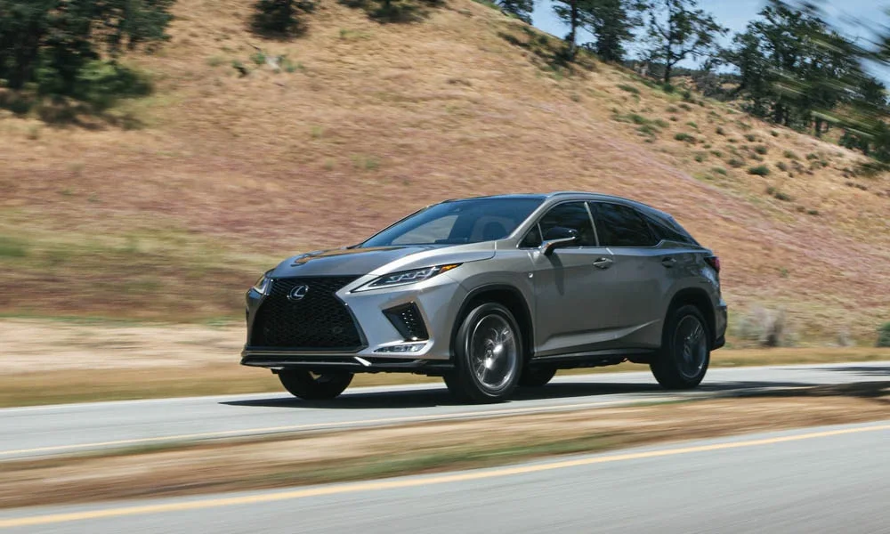 Фото Lexus RX 350L — вид спереди, фото 7. Серый кузов, строгая симметрия оптики — базовый ракурс знакомства с дизайном Lexus RX 350L — вид спереди, фото 7