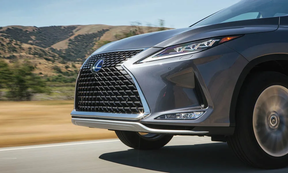 Фото Lexus RX 350L — вид спереди, фото 8. Анфас: пропорции капота, посадка кузова и графика ходовых огней. Дневные ходовые огни включаются автоматически с запуском Lexus RX 350L — вид спереди, фото 8