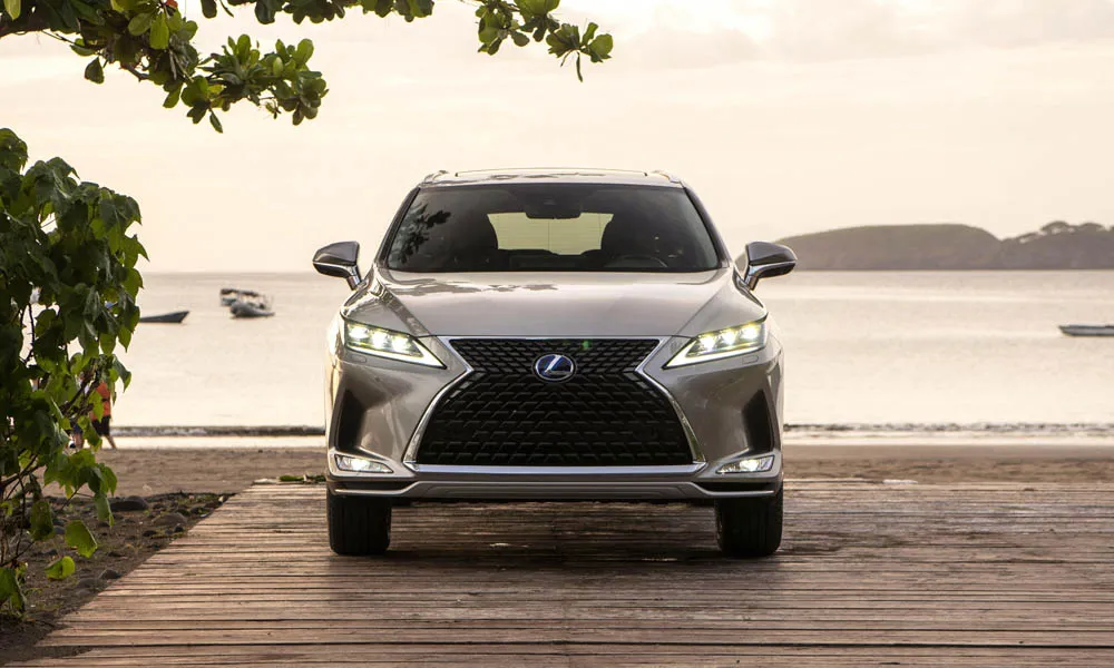 Фото Lexus RX 350L — вид спереди, фото 9. Анфас: пропорции капота, посадка кузова и графика ходовых огней. Рисунок ходовых огней — подпись модели, по нему её узнают в потоке Lexus RX 350L — вид спереди, фото 9