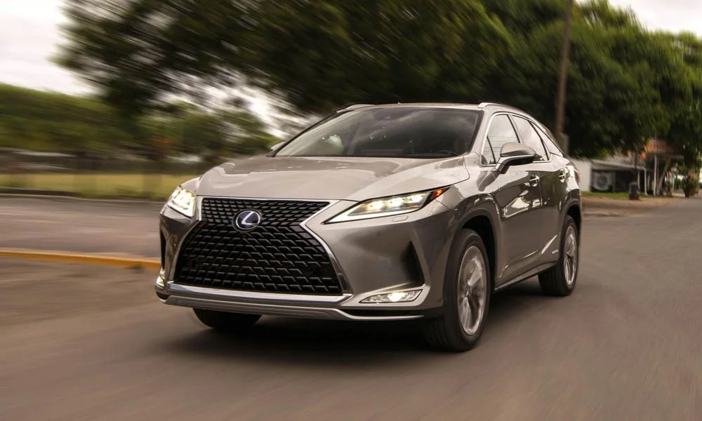 Фото Lexus RX 350L — вид спереди, фото 11. Анфас: пропорции капота, посадка кузова и графика ходовых огней. Дневные ходовые огни включаются автоматически с запуском Lexus RX 350L — вид спереди, фото 11