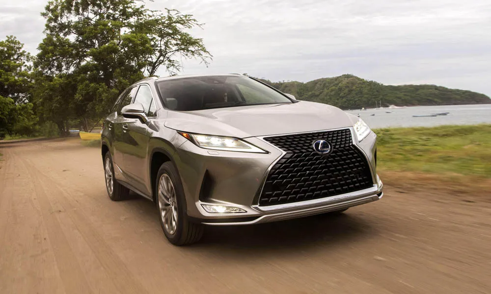 Фото Lexus RX 350L — вид спереди, фото 12. Анфас: пропорции капота, посадка кузова и графика ходовых огней Lexus RX 350L — вид спереди, фото 12
