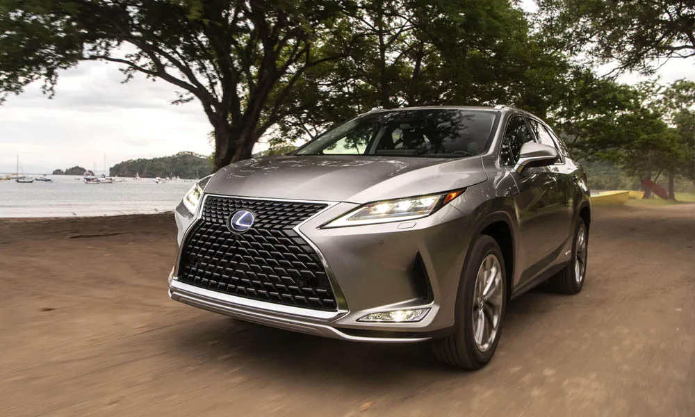 Фото Lexus RX 350L — вид спереди, фото 13. Анфас: пропорции капота, посадка кузова и графика ходовых огней. Дневные ходовые огни включаются автоматически с запуском Lexus RX 350L — вид спереди, фото 13