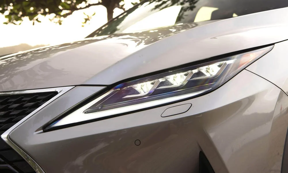 Фото Lexus RX 350L — вид спереди, фото 14. Анфас: пропорции капота, посадка кузова и графика ходовых огней. Дневные ходовые огни включаются автоматически с запуском Lexus RX 350L — вид спереди, фото 14