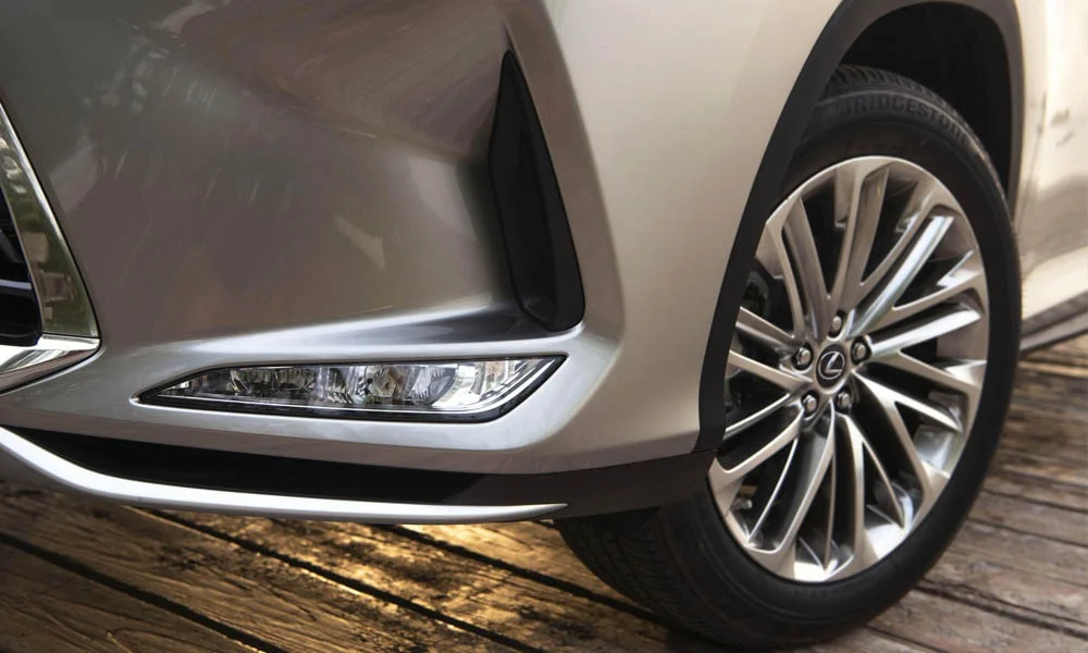 Фото Lexus RX 350L — интерьер, фото 3. Общий план салона: архитектура панели, консоль и кресла. Светлая гамма зрительно расширяет салон, тёмная — практичнее в уходе Lexus RX 350L — интерьер, фото 3