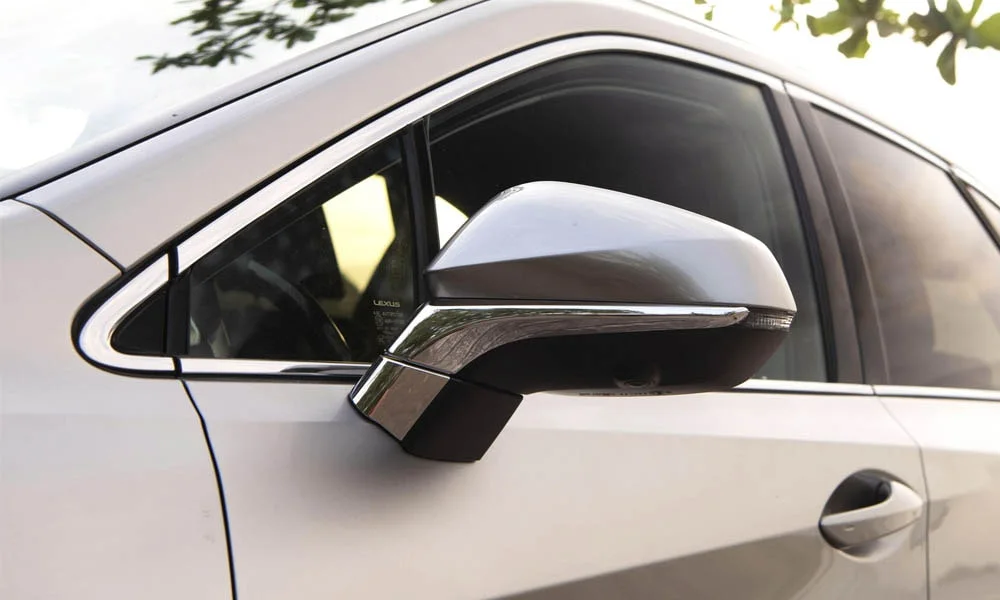 Фото Lexus RX 350L — наружное зеркало. Корпус с повторителем поворота; у ряда версий здесь же камера кругового обзора Lexus RX 350L — наружное зеркало