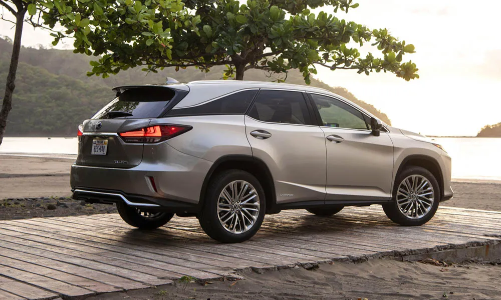 Фото Lexus RX 350L — вид сзади, фото 3. Линия крыши, стойки и задняя дверь в серебристом исполнении. Светодиодная полоса или раздельные секции — задняя оптика стала главным украшением кормы Lexus RX 350L — вид сзади, фото 3