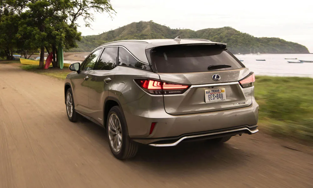 Фото Lexus RX 350L — вид сзади, фото 4. Корма в сером цвете: графика фонарей и пластика пятой двери. Светодиодная полоса или раздельные секции — задняя оптика стала главным украшением кормы Lexus RX 350L — вид сзади, фото 4