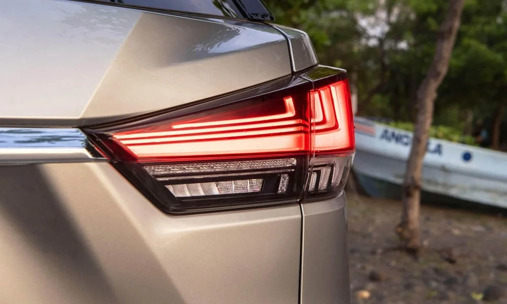 Фото Lexus RX 350L — вид сзади, фото 5. Графика фонарей, бампер и оформление пятой двери. Светодиодная полоса или раздельные секции — задняя оптика стала главным украшением кормы Lexus RX 350L — вид сзади, фото 5