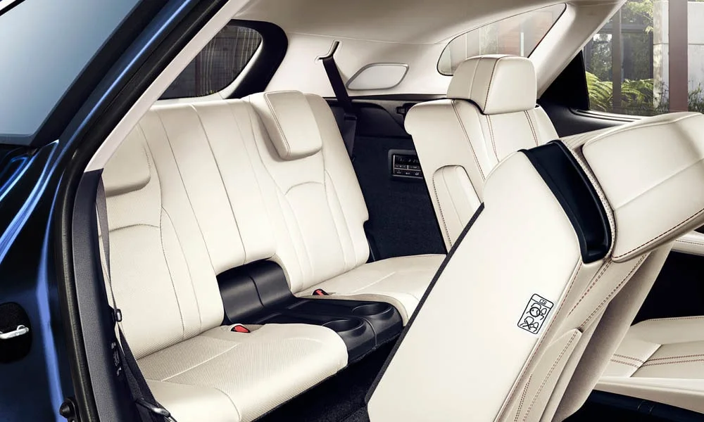 Фото Lexus RX 350L — задние сиденья, фото 2. Посадка второго ряда: подголовники и подлокотник. Крепления ISOFIX для детских кресел — в основании спинки Lexus RX 350L — задние сиденья, фото 2