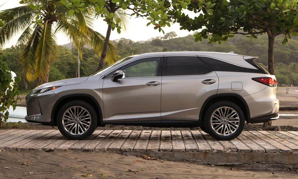 Фото Lexus RX 350L — вид сбоку, фото 2. Профиль кузова: колёсная база, свесы и линия остекления Lexus RX 350L — вид сбоку, фото 2