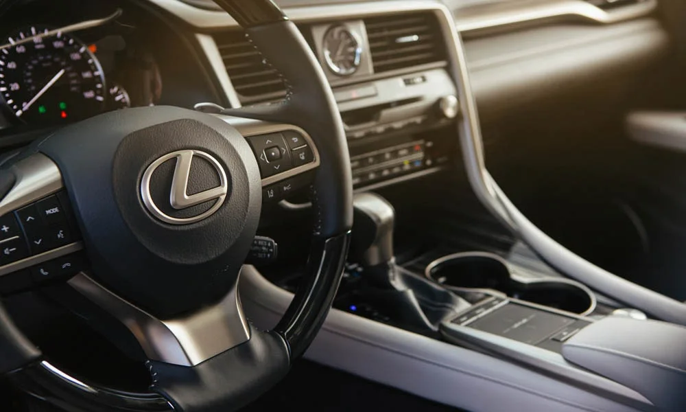 Фото Lexus RX 350L — руль. Обшивка обода и компоновка спиц крупным планом. Обогрев обода — опция, которую оценят зимой Lexus RX 350L — руль