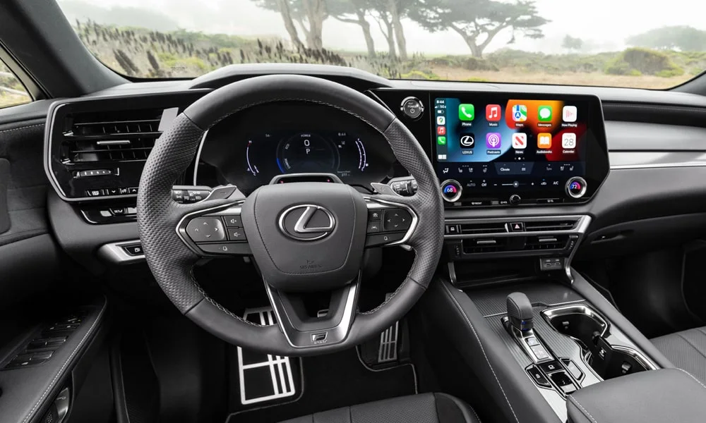 Фото Lexus RX 350 (2024) — передняя панель. Компоновка экранов, дефлекторов и консоли Lexus RX 350 (2024) — передняя панель
