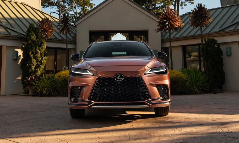 Фото Lexus RX 350 (2024) — вид спереди, фото 5. Оптика, решётка и бампер — первое впечатление о модели. Рисунок ходовых огней — подпись модели, по нему её узнают в потоке Lexus RX 350 (2024) — вид спереди, фото 5