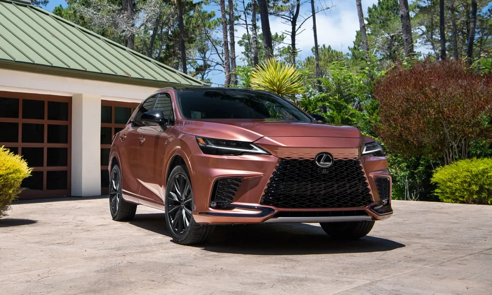 Фото Lexus RX 350 (2024) — вид спереди, фото 6. Анфас: пропорции капота, посадка кузова и графика ходовых огней. Дневные ходовые огни включаются автоматически с запуском Lexus RX 350 (2024) — вид спереди, фото 6