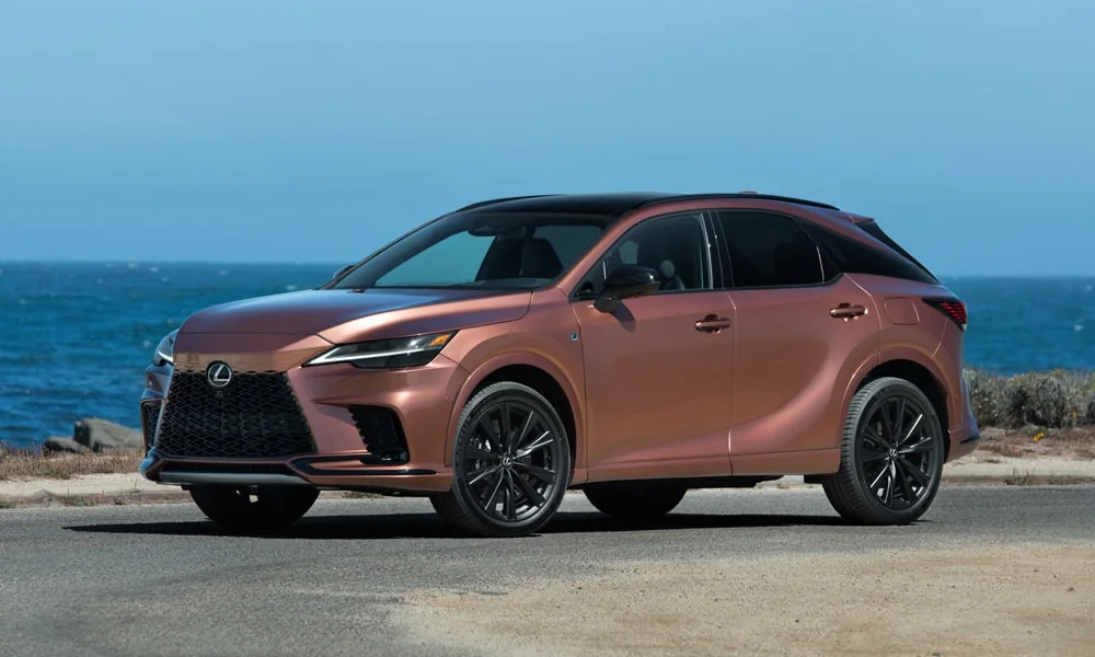 Фото Lexus RX 350 (2024) — вид спереди, фото 7. Оптика, решётка и бампер — первое впечатление о модели. Рисунок ходовых огней — подпись модели, по нему её узнают в потоке Lexus RX 350 (2024) — вид спереди, фото 7