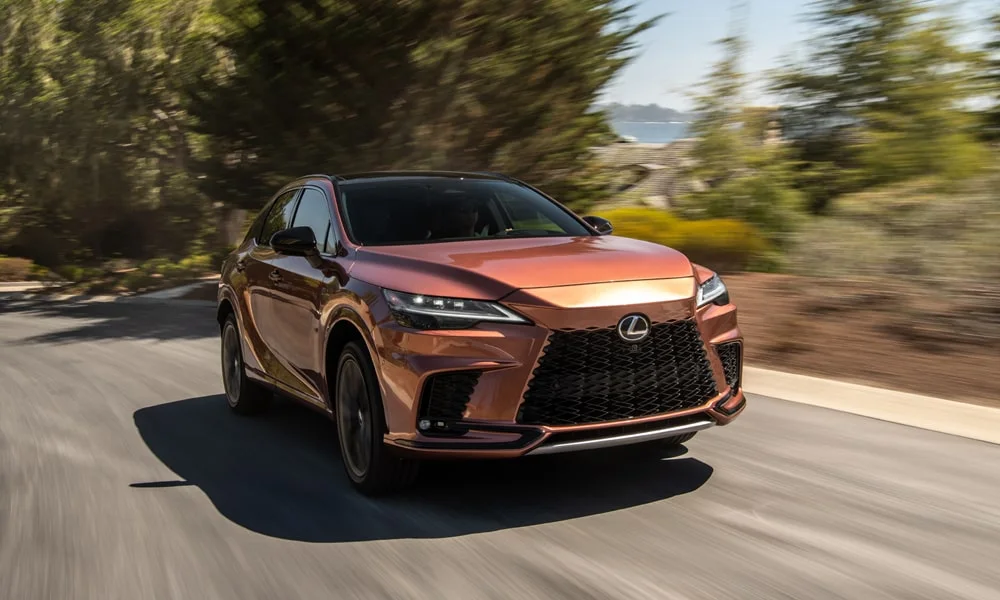 Фото Lexus RX 350 (2024) — вид спереди, фото 8. Оптика, решётка и бампер — первое впечатление о модели. Дневные ходовые огни включаются автоматически с запуском Lexus RX 350 (2024) — вид спереди, фото 8