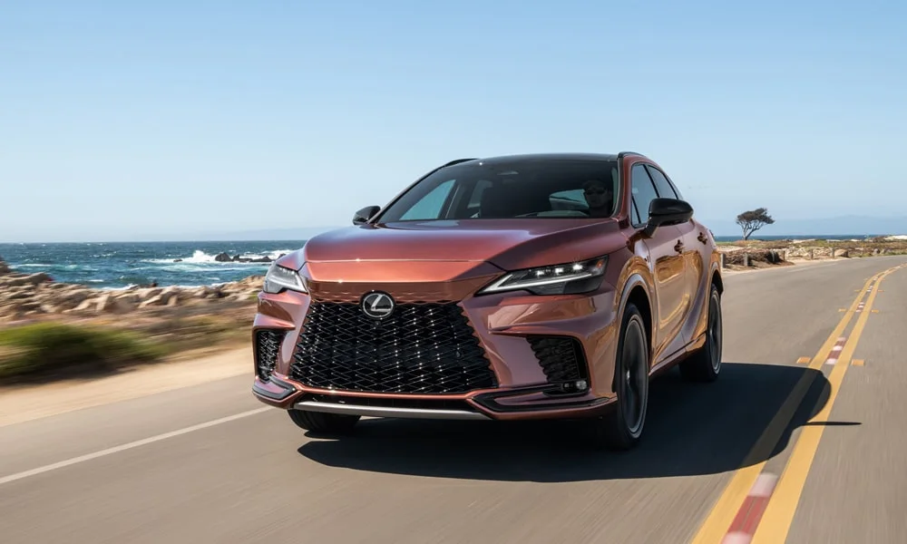 Фото Lexus RX 350 (2024) — вид спереди, фото 9. Оптика, решётка и бампер — первое впечатление о модели. Рисунок ходовых огней — подпись модели, по нему её узнают в потоке Lexus RX 350 (2024) — вид спереди, фото 9