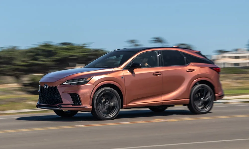 Фото Lexus RX 350 (2024) — вид спереди, фото 10. Анфас: пропорции капота, посадка кузова и графика ходовых огней Lexus RX 350 (2024) — вид спереди, фото 10